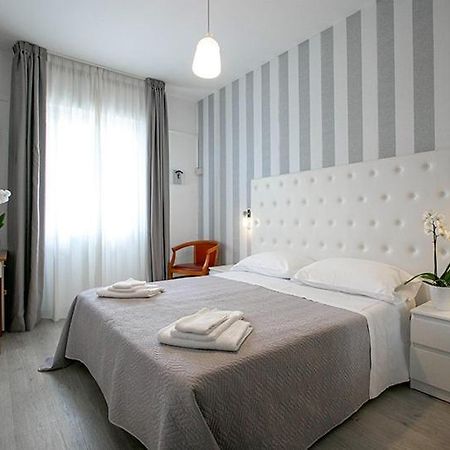 Hotel La Perla Rimini Exteriör bild