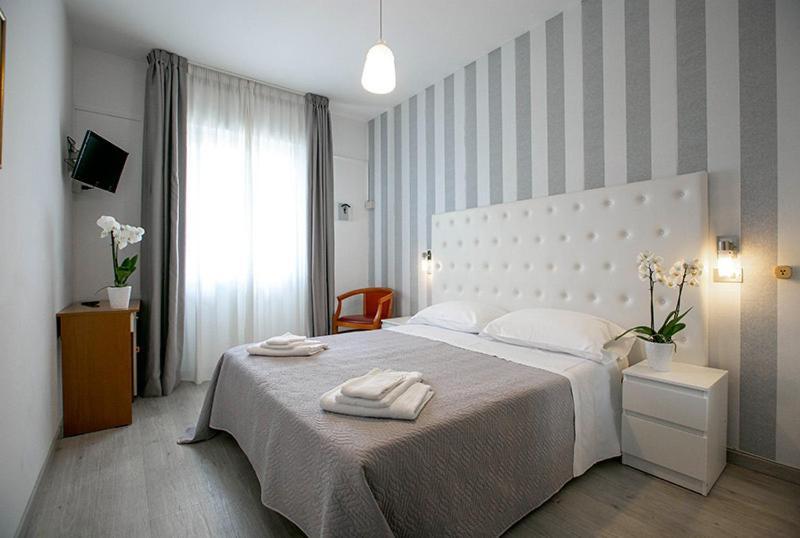 Hotel La Perla Rimini Exteriör bild