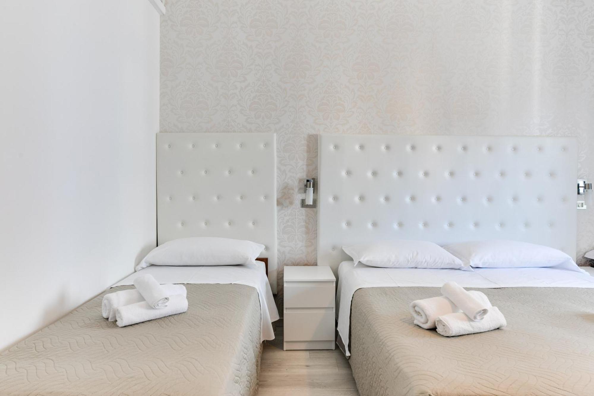 Hotel La Perla Rimini Exteriör bild