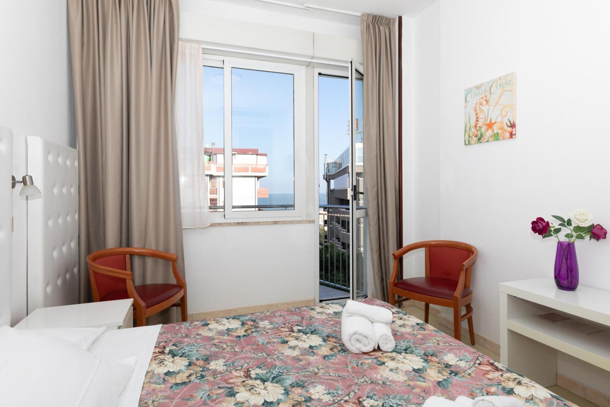 Hotel La Perla Rimini Exteriör bild