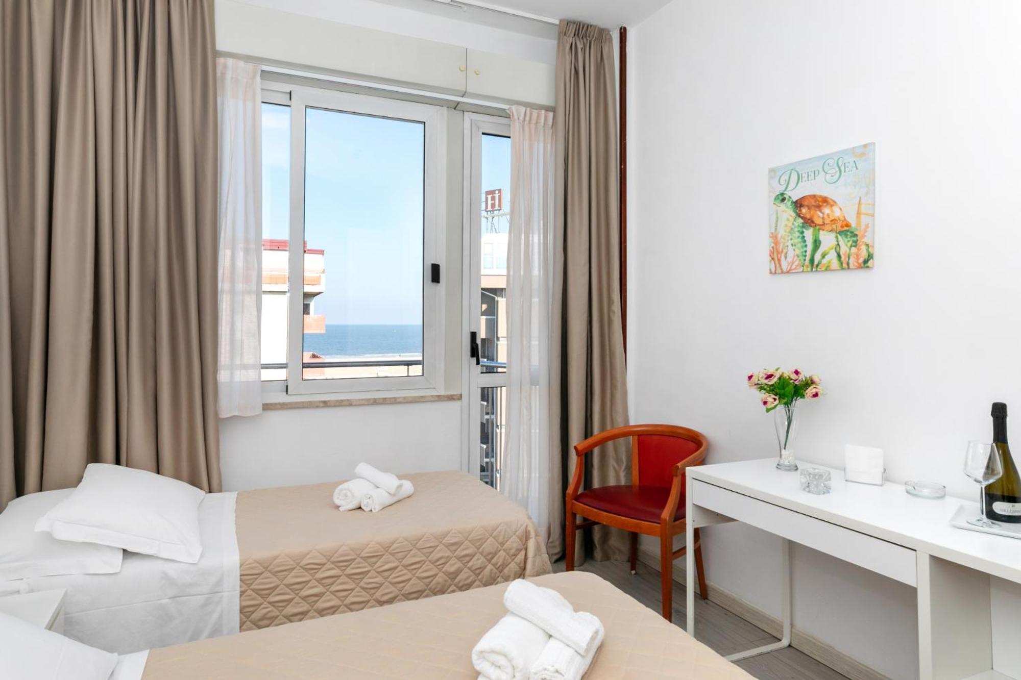 Hotel La Perla Rimini Exteriör bild
