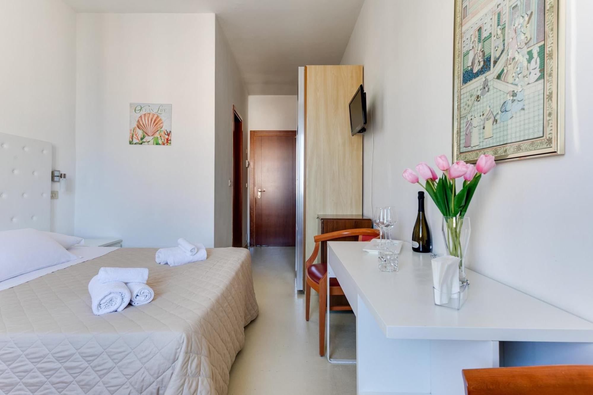 Hotel La Perla Rimini Exteriör bild