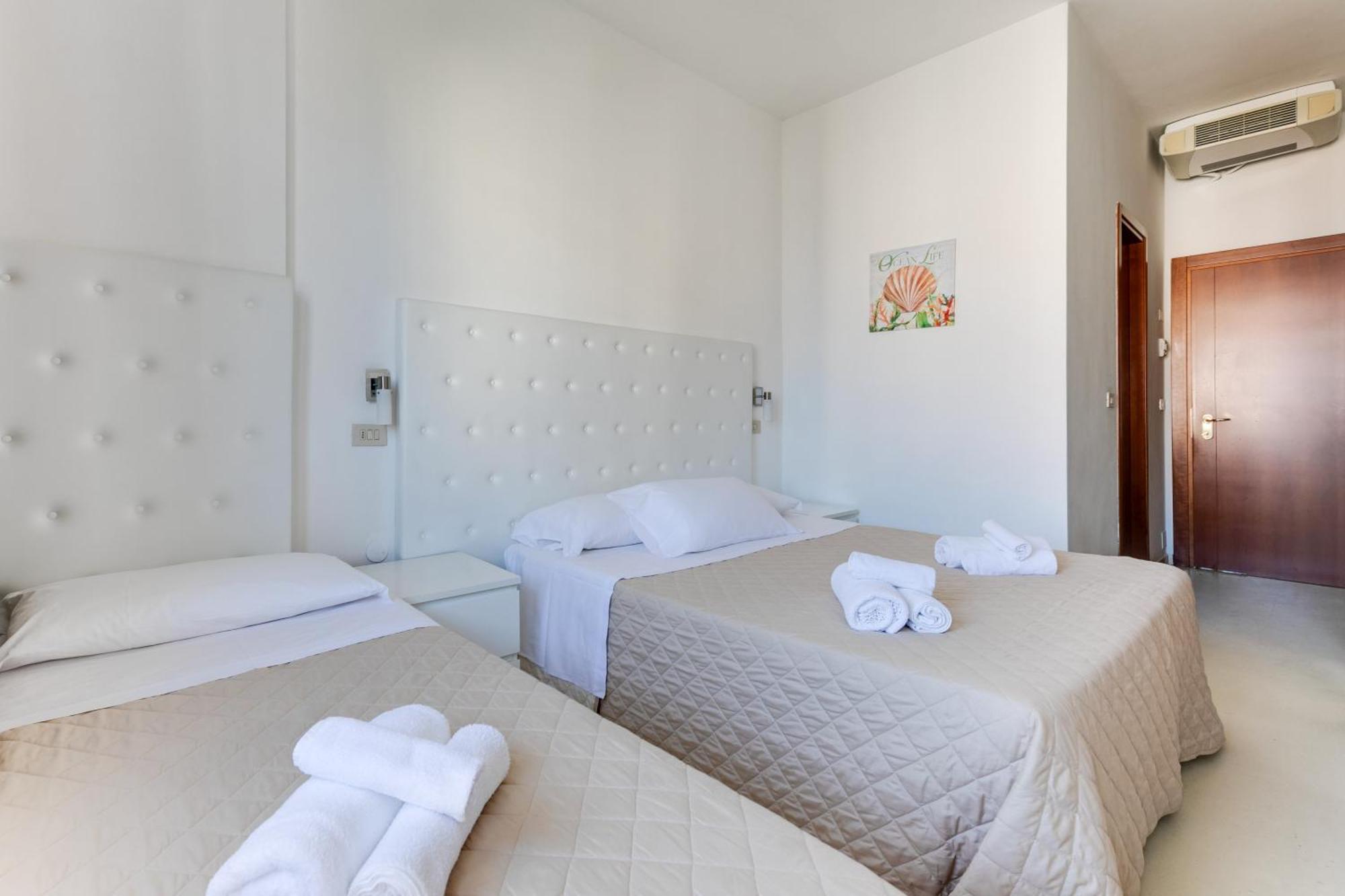 Hotel La Perla Rimini Exteriör bild