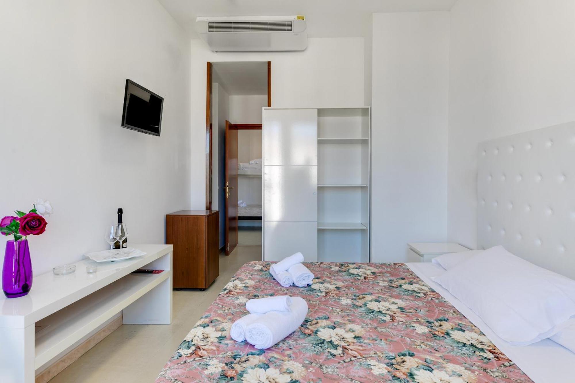 Hotel La Perla Rimini Exteriör bild