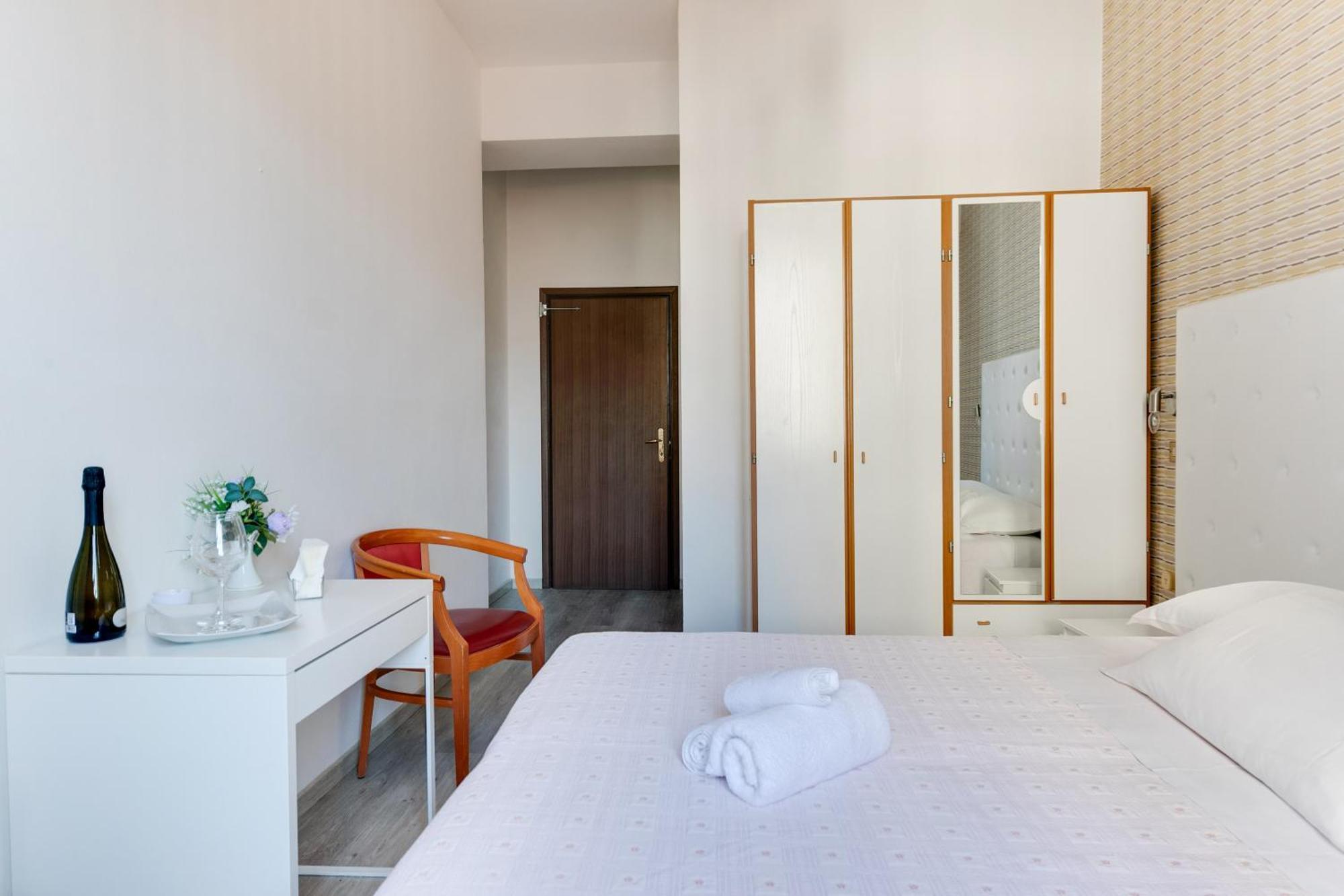 Hotel La Perla Rimini Exteriör bild