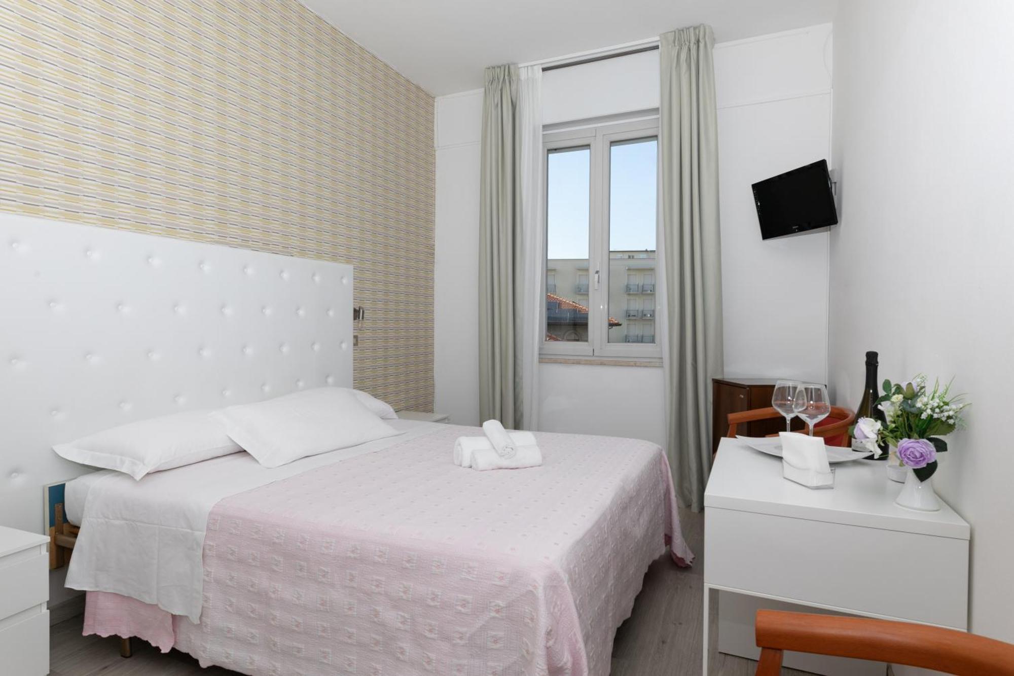 Hotel La Perla Rimini Exteriör bild