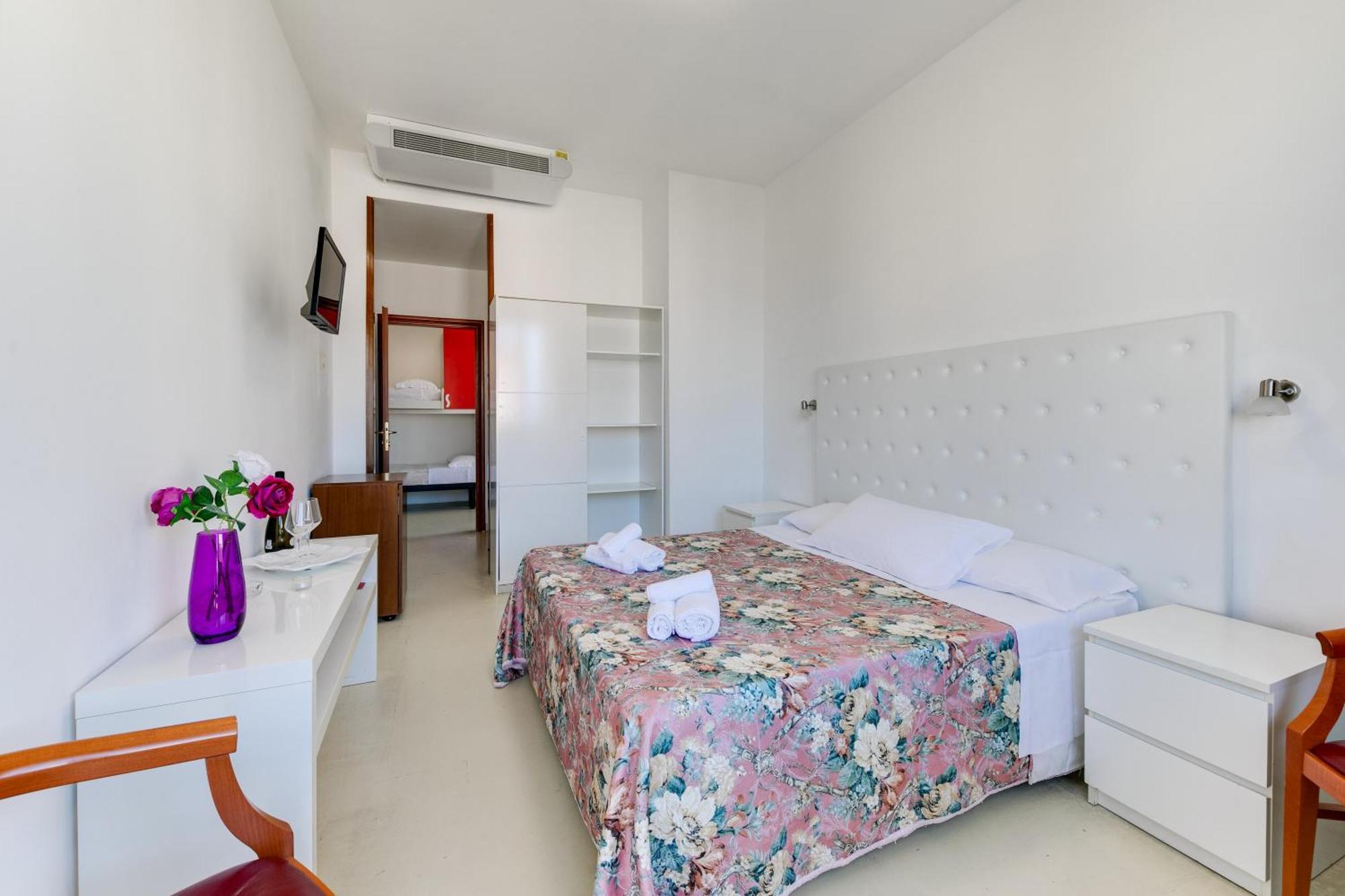 Hotel La Perla Rimini Exteriör bild
