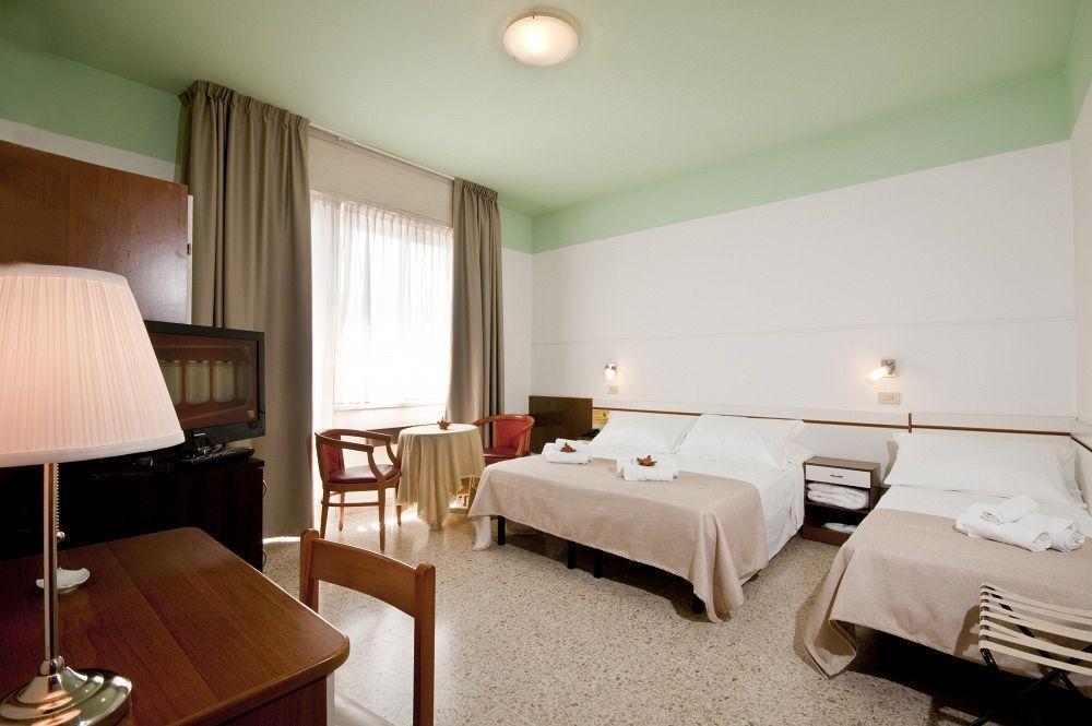 Hotel La Perla Rimini Exteriör bild